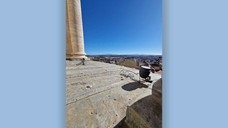  Las nuevas lámparas colocadas en la parte inferior del tambor de la Cúpula