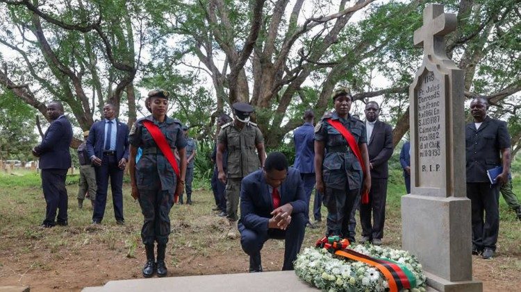 President Hichilema visited the tombs of the missionaries in Chikuni. Laying a wreath on the tomb of Fr. Torrend 