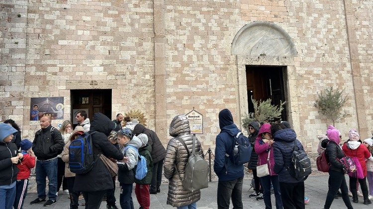 Peregrinos en visita a la tumba del nuevo santo