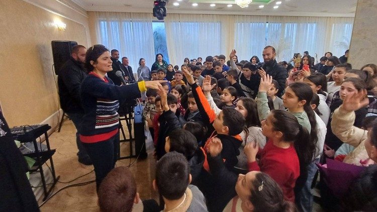 Teresa Mkhitarian, fondatrice dell'Associazione Germoglio, insieme a molti bambini armeni