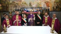 O ato solene oficial do "gemellaggio" entre Piacenza e Cássia (fotos Del Papa)