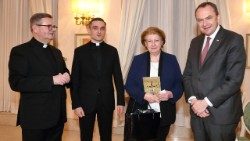 Hanna Suchocka w kościele św. Stanisława BM