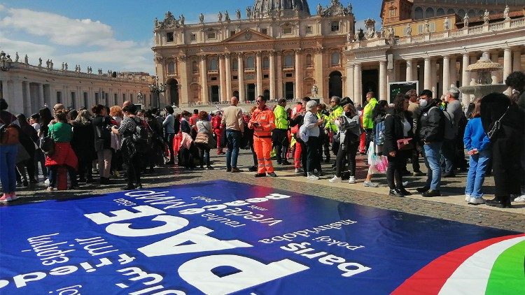 Lusofonias - Esperança 2 - Fiéis na Praça São Pedro, em Roma