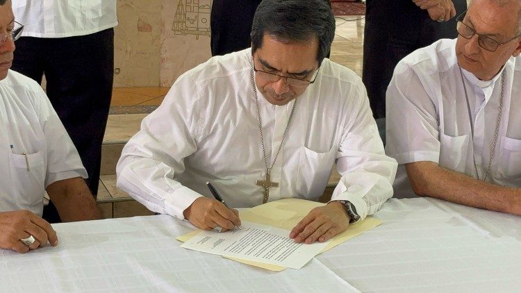 Mons. Escobar arzobispo de San Salvador