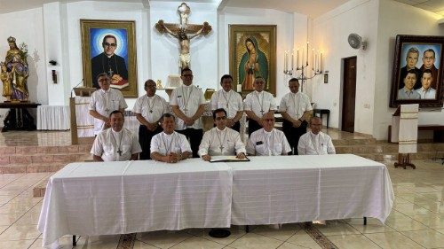 Obispos de El Salvador. 150 mil firmas para derogar ley que reactivó minería 