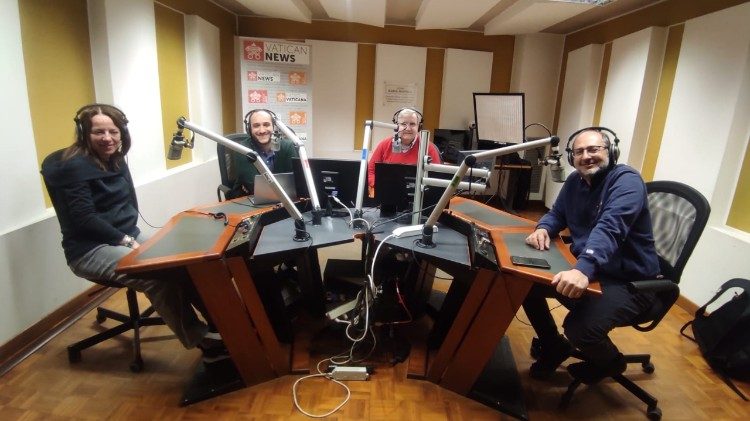 Federica Romano, a sinistra, ospite della Radio Vaticana