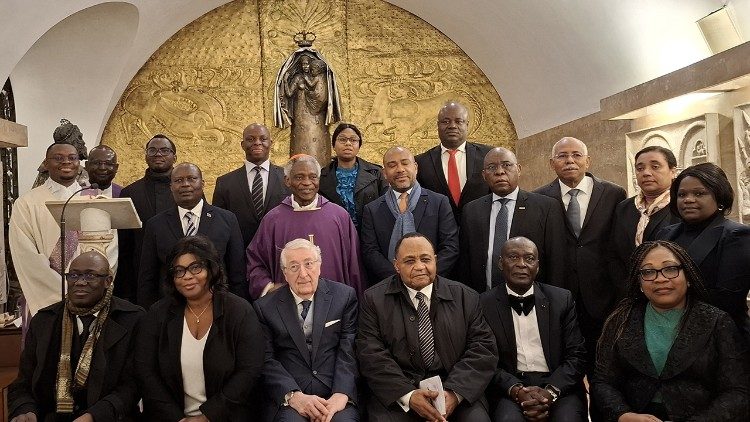 Diplomatai iš Afrikos ir kardinolas P. K. A. Turksonas po mišių už popiežių 