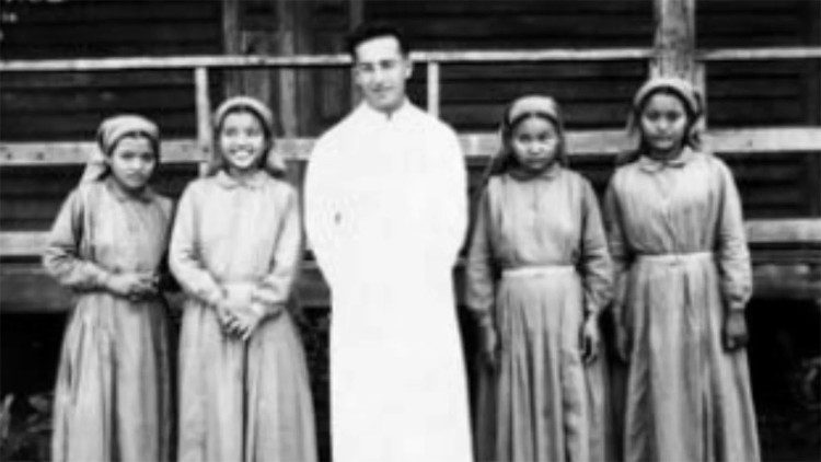 Father Pédro Bidault, a priest of the Bétharram congregation, with the Karen Christians at the Mae Pon Center in 1972. (Photo by Social Development Center andResearch and Training Center for Religion and Community Culture, Chiang Mai)