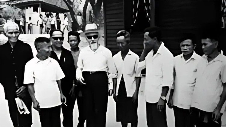 Bishop Lucien Lacoste, the first Catholic bishop of the Chiang Mai Diocese, with the lowland Christians in 1952. (Photo by Social Development Center and Research and Training Center for Religion and Community Culture, Chiang Mai)
