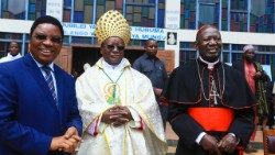 2025.03.21 Waziri Mkuu wa Tanzania akiwa na Askofu Kilaini baada ya misa ya Jubilei ya Miaka 25 ya uaskofu wake pamoja na Kardinali Pengo.
