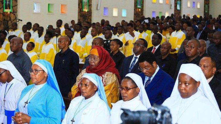 Mkuu wa Mkoa wa Kagera akiwa katikati ya waamini 