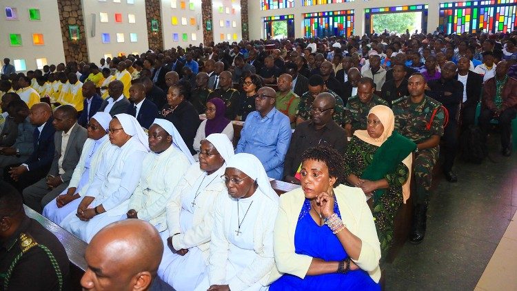 Waamini katika misa ya Jubilei ya miaka 25 ya uaskofu wa askofu Kilaini