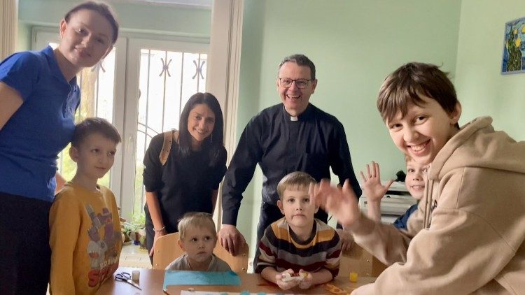 Pater Christian Marte mit Kindern und Jugendlichen in der Ukraine