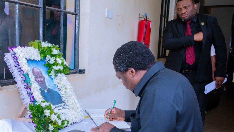 Balozi Dkt. Emmanuel John Nchimbi akiweka saini kwenye kitabu cha maombolezo