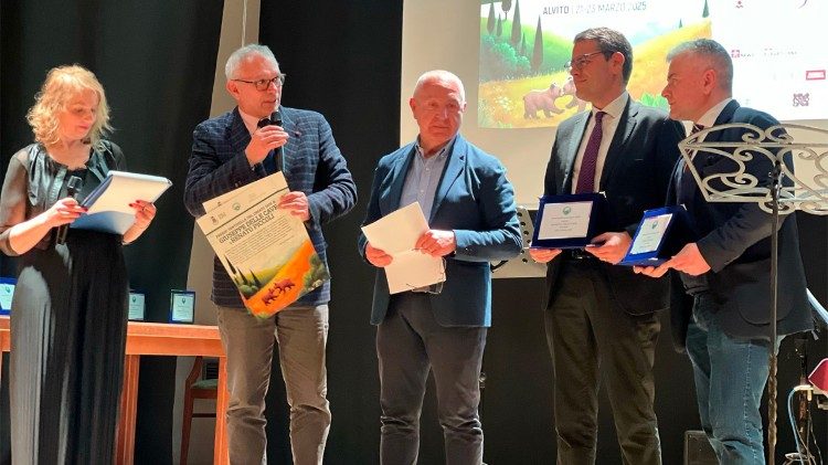 Il presidente dell'UCSI nazionale Vincenzo Varagona premia due giornalisti