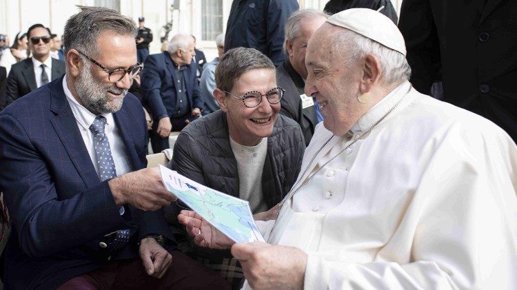 Anthony, Anne-Laure, et le Pape François.