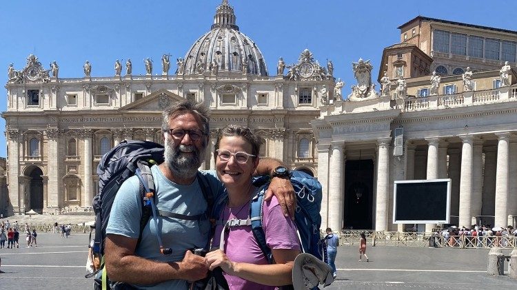 Les pèlerins nantais Anthony Grouard et Anne-Laure Timmel devant la basilique Saint-Pierre. 