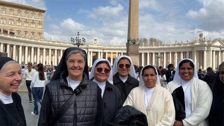 Suor Annalisa Colli e le consorelle Francescane Minime del Sacro Cuore