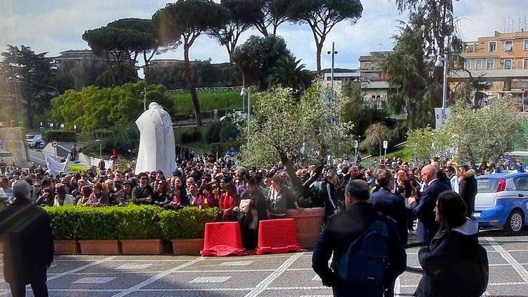 Watu walisubiri Papa aondoke Hospitalini kumpungia mikono