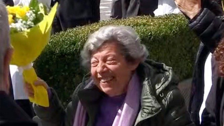 Carmela Mancuso, de 78 años, la «señora de las flores amarillas» a la que Francisco mencionó ayer en su saludo desde el Gemelli