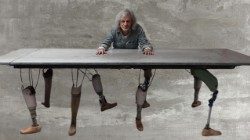 Alessandro Bergonzoni seduto al suo "tavolo delle trattative"