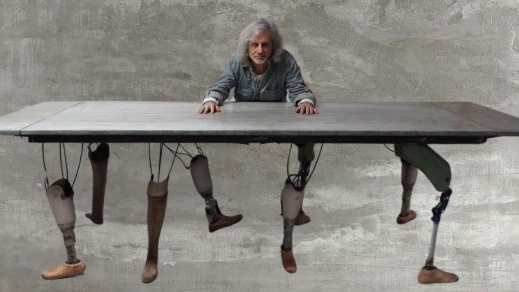 Alessandro Bergonzoni seduto al suo "tavolo delle trattative"