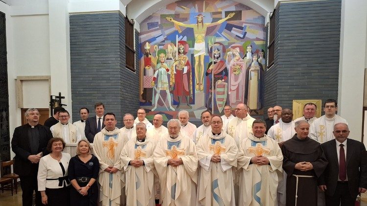 Ünnepi hálaadó szentmise  a Szent István Zarándokház kápolnájában (középütt Mihály atya) 