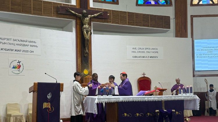 Installation du Père Dieudonné Mukadi,IMC, comme Cathédrale Saints-Pierre-et-Paul d'Oulan-Bator (Mongolie)