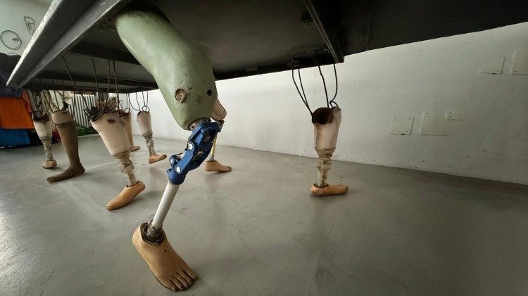 Il "tavolo delle trattative" realizzato con le protesi delle vittime delle guerre