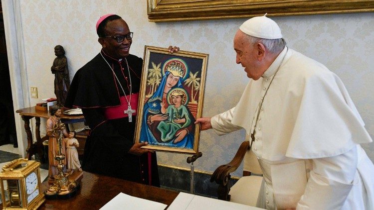 Mgr Benoît Alowonou avec le Pape François
