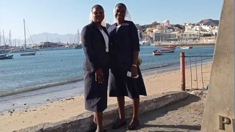 Missionárias angolanas Helena António e Jacinta José, do Instituto Jesus Maria e José (São Vicente, Cabo Verde)
