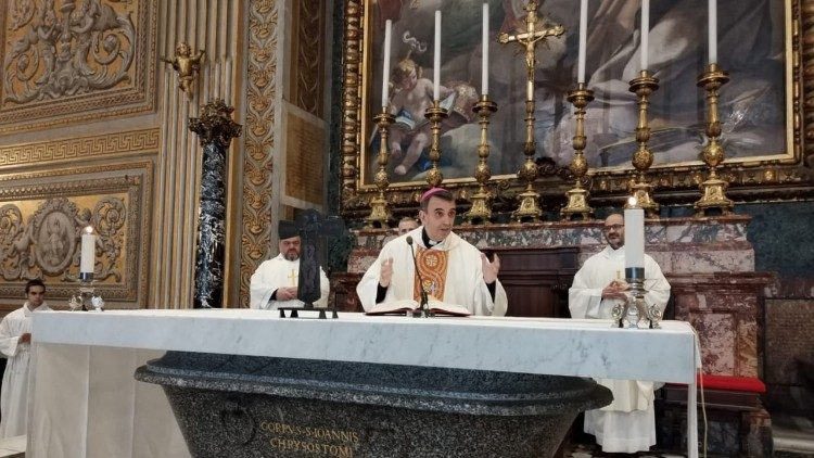 Obispo de Plasencia celebra la Santa Misa en la Basílica vaticana durante la peregrinación jubilar. 