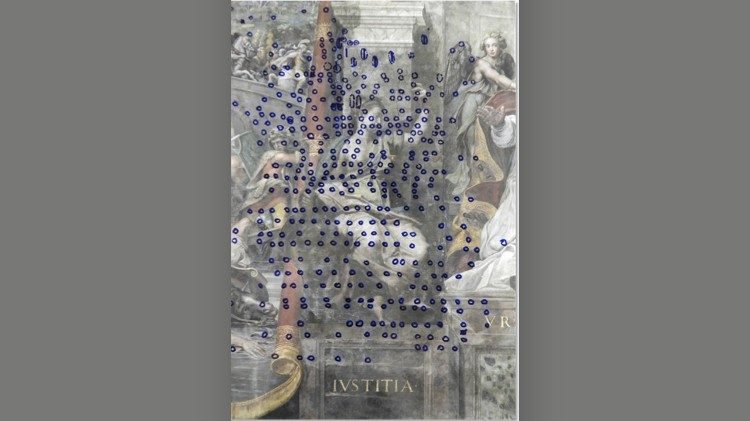 Следы от гвоздей под аллегорической фигурой – Правосудие