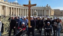 Sacerdotes en peregrinación hacia la puerta santa de la Basílica de San Pedro