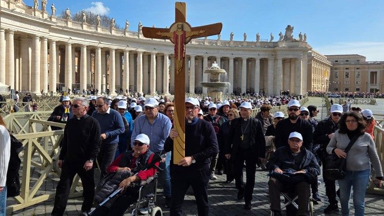 Sacerdotes en peregrinación hacia la puerta santa de la Basílica de San Pedro