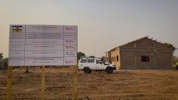 Prostor, kjer gradijo šolo z vsemi potrebnimi strukturami