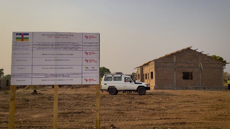 Prostor, kjer gradijo šolo z vsemi potrebnimi strukturami