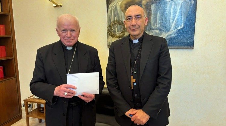 Kard. Baldo Reina przekazał abp. Adamowi Szalowi relikwie drzewa krzyża św. Dobrego Łotra