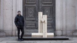 David Dolcini e una delle opere esposte (foto di Fausto Mazza)