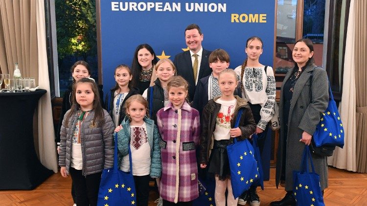 Der Chor ukrainischer Kinder mit Botschafter Selmayr (Foto EU-Delegation in Rom)