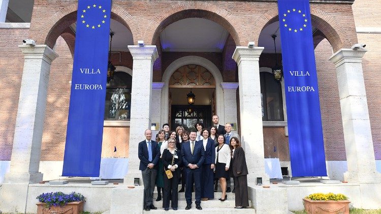Das Team der Delegation vor dem neuen Sitz Villa Europa (Foto EU-Delegation in Rom)