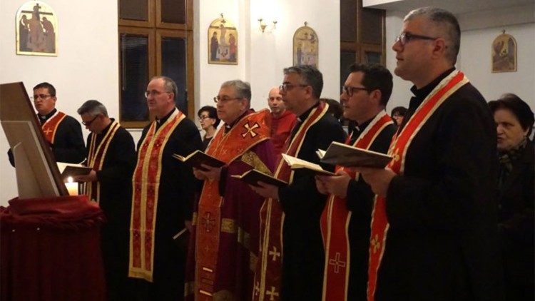 Eparh Stojanov u molitvi za pokojne, ozlijeđene te za obitelji žrtava tragedije u Kočanima (foto: Katolici.mk)