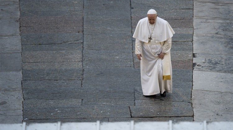 Ferenc pápa az üres Szent Péter-téren