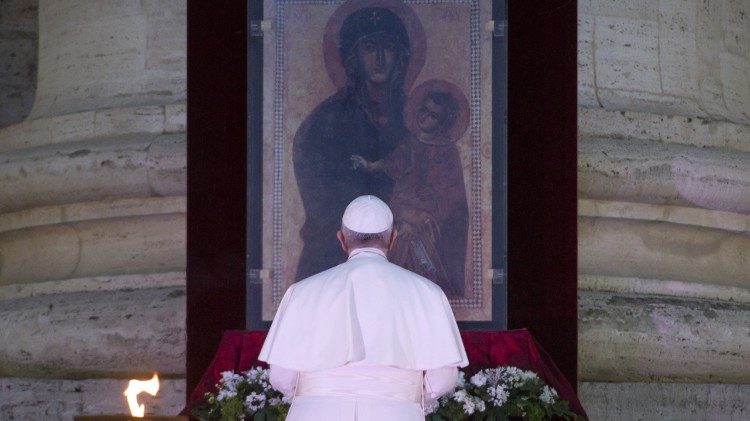 Przed Salus Populi Romani Papież Franciszek modlił się w 2020 roku samotnie na Placu Św. Piotra o oddalenie epidemii koronawirusa