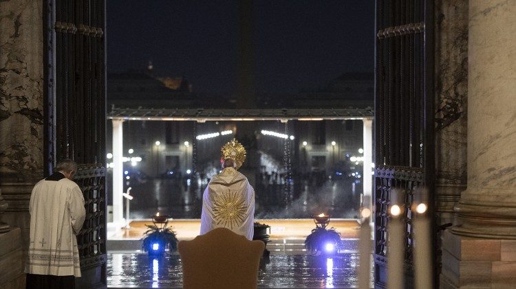 27 मार्च, 2020 को संत पापा फ्राँसिस ने धन्य संस्कार द्वारा दुनिया को आशीर्वाद दिया