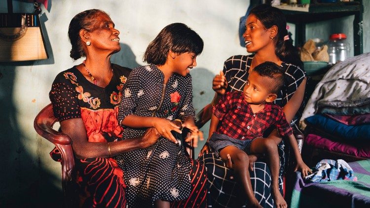 N. Rajanayagi (31), kurz Raja, mit ihrer Mutter Pushpam (67) und ihren Kindern Dinushika (7) und Deepshan (2). Rajas Mutter war Teepflückerin, doch Raja selbst wusste schon früh, dass sie nicht auf der Teeplantage arbeiten möchte. (c) Kathrin Harms | Misereor