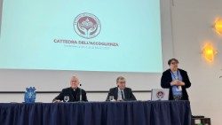 2025.03.27 Cardinalul Parolin la cea de-a treia ediție a ”Catedrei Primirii”, împreună cu profesorul Vincenzo Buonomo. 
