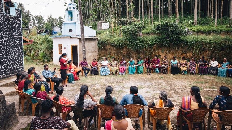 Die Ortsgruppe von Misereors Projektpartner SEDEC trifft sich regelmäßig an der Teeplantage Dammaria. Ortsgruppen-Leiterin J. Devi zeigt den Menschen, wie sie für ihren eigenen Lebensunterhalt sorgen können – abseits der Teeplantagen. (c) Kathrin Harms | Misereor