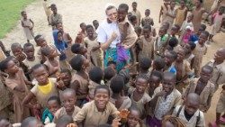 Sơ Ivančica Fulir với các trẻ em Châu Phi