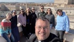 Pútnici bratislavského Gymnázia sv. Uršule s o. Martinom Jarábekom